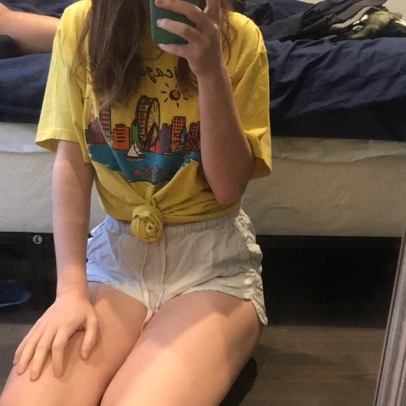 CHICAGO Yellow t-shirt - Picture 2 of 2